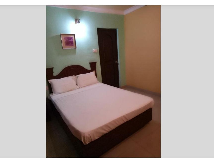 Hotel Priya Chengannur Bagian luar foto