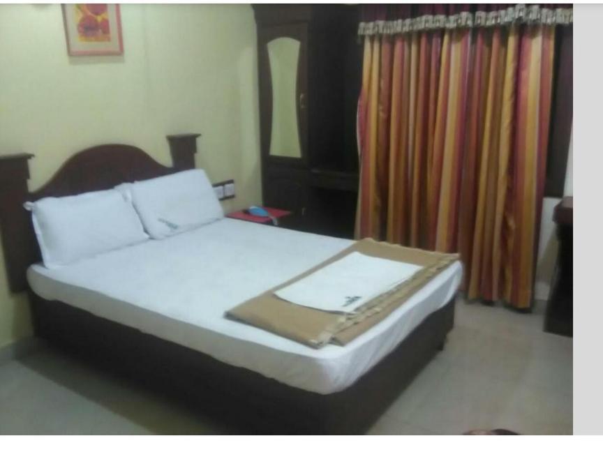 Hotel Priya Chengannur Bagian luar foto