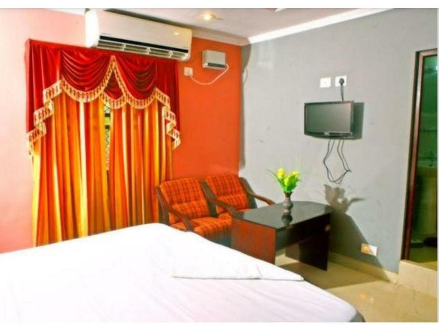 Hotel Priya Chengannur Bagian luar foto