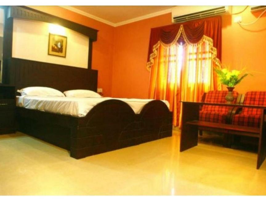 Hotel Priya Chengannur Bagian luar foto