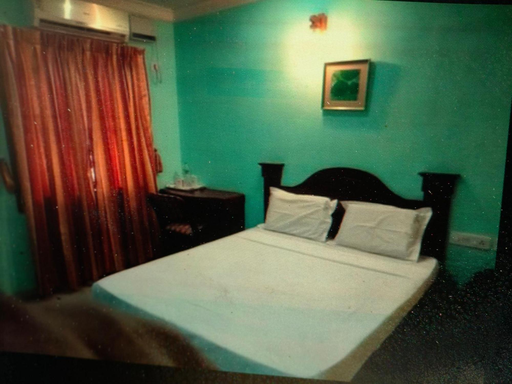 Hotel Priya Chengannur Bagian luar foto